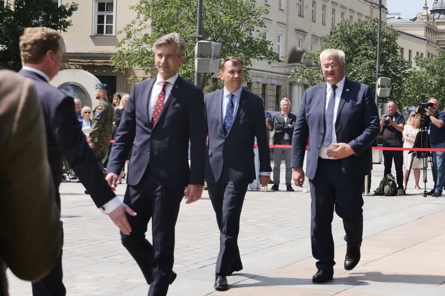 Ministrowie spraw zagranicznych Polski, Litwy i Ukrainy złożyli kwiaty pod Pomnikiem Unii Lubelskiej 2 ministrowie 2.jpg