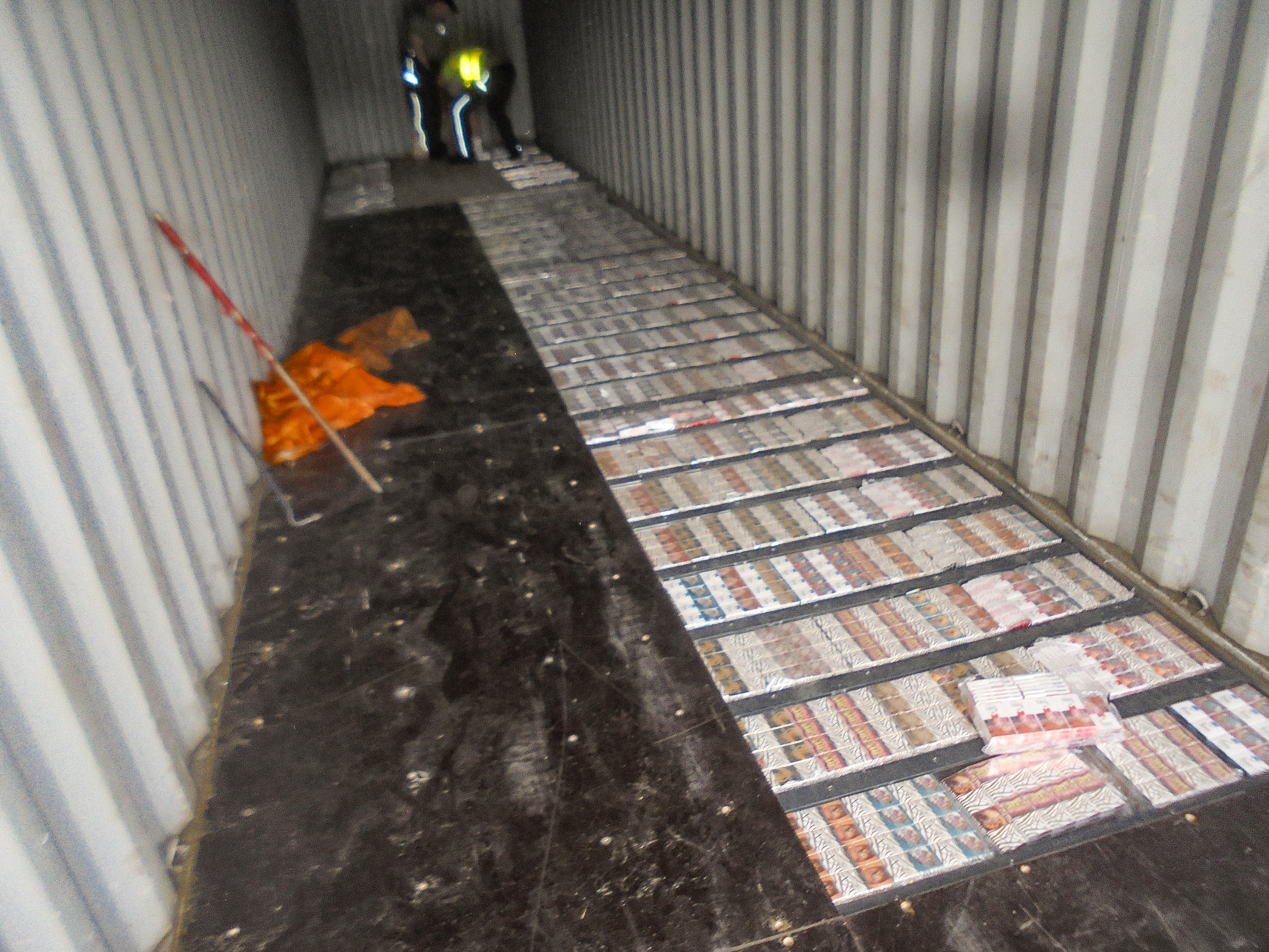 Duże przemyty papierosów udaremnione. Pomógł pies [ZDJĘCIA]