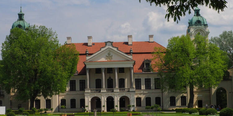 Zabytkowe meble zniknęły z muzeum. Co się z nimi stało? 1 OLYMPUS DIGITAL CAMERA