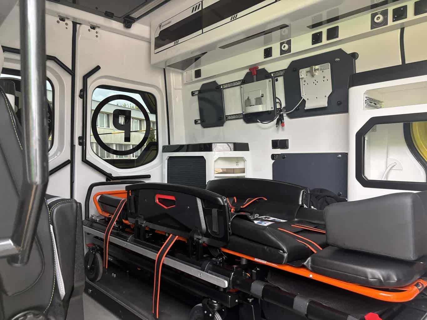 Ekskluzywne auta i pomaganie idą w parze. W Puławach zbierają na karetkę 3 3.jpg