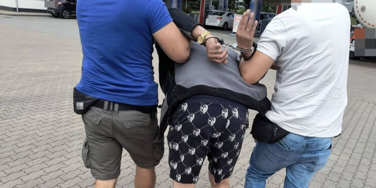 Ukrywał się od 3 lat. Został zatrzymany na stacji paliw 1 353 272800 g 2025 08 02 155216