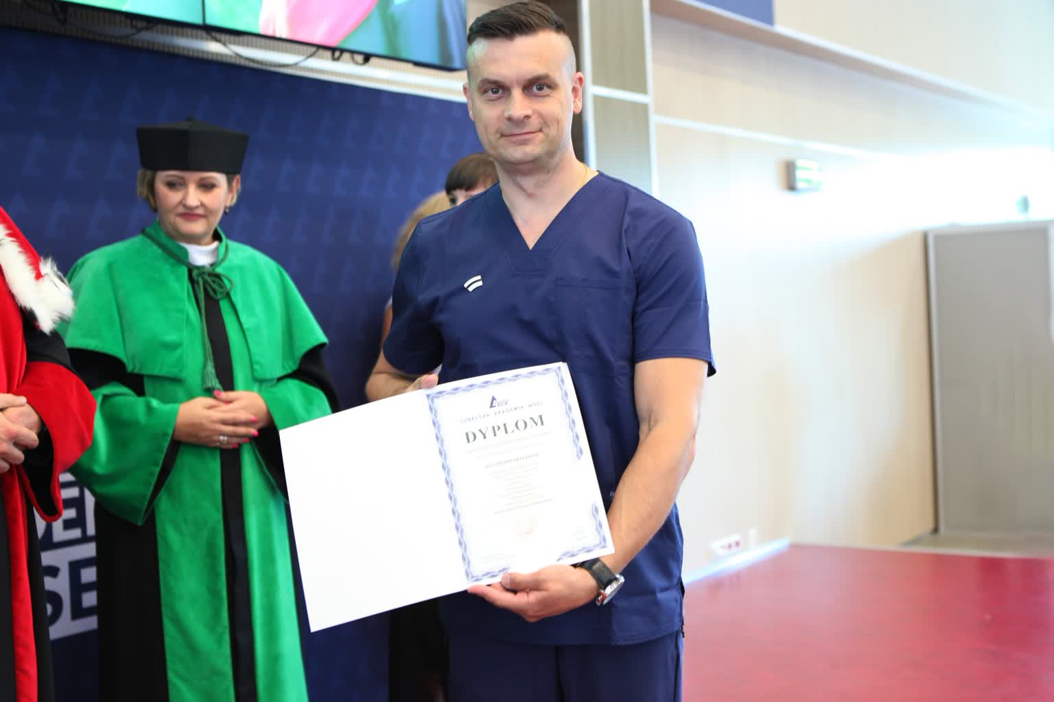 Absolwenci pielęgniarstwa odebrali dyplomy 2 525508407_1387847886676465_1521497655300417290_n.jpg