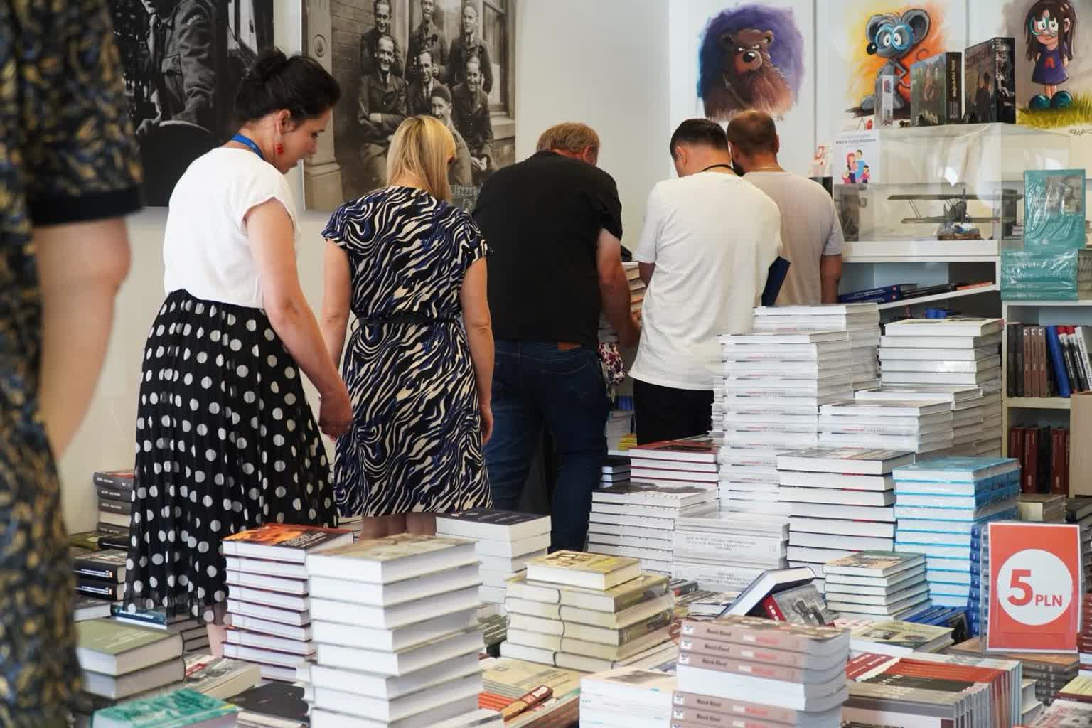 Książka w centrum zainteresowania. IPN kusi cenami 3 530991817_1190414973113634_820513745430824214_n.jpg