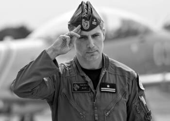 ***ZDJÊCIE ARCHIWALNE*** Na zdjêciu archiwalnym z 21.08.2025 lider F-16 Tiger Demo Team mjr pil. Maciej Slab Krakowian. Maciej Krakowian zgin¹³ w katastrofie samolotu F-16 podczas æwiczeñ przed pokazami AirSHOW w Radomiu, 28 bm. (sko) PAP/Piotr Polak ***Do tego materia³u zdjêciowego dostêpna jest równie¿ depesza w systemie CSI, pt.: odczas æwiczeñ przed AirSHOW w Radomiu rozbi³ siê polski samolot F-16; pilot nie prze¿y³***