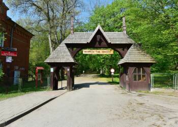 brama do bialowieskiego parku narodowego w bialowiezy 2019 2025 08 11 071929