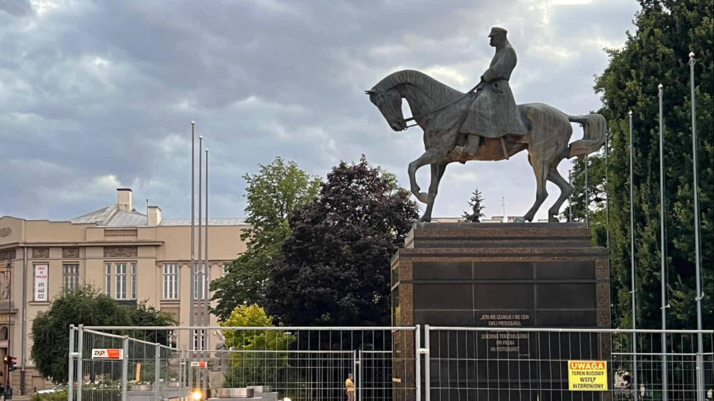 cokol pomnika marszalka pilsudskiego przejdzie remont 2 2025 07 25 205539