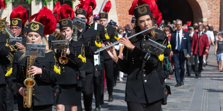 Przemarsz hejnalistów z okazji 31. Przeglądu Hejnałów Miejskich 1 dsc 7540 2025 08 15 192206