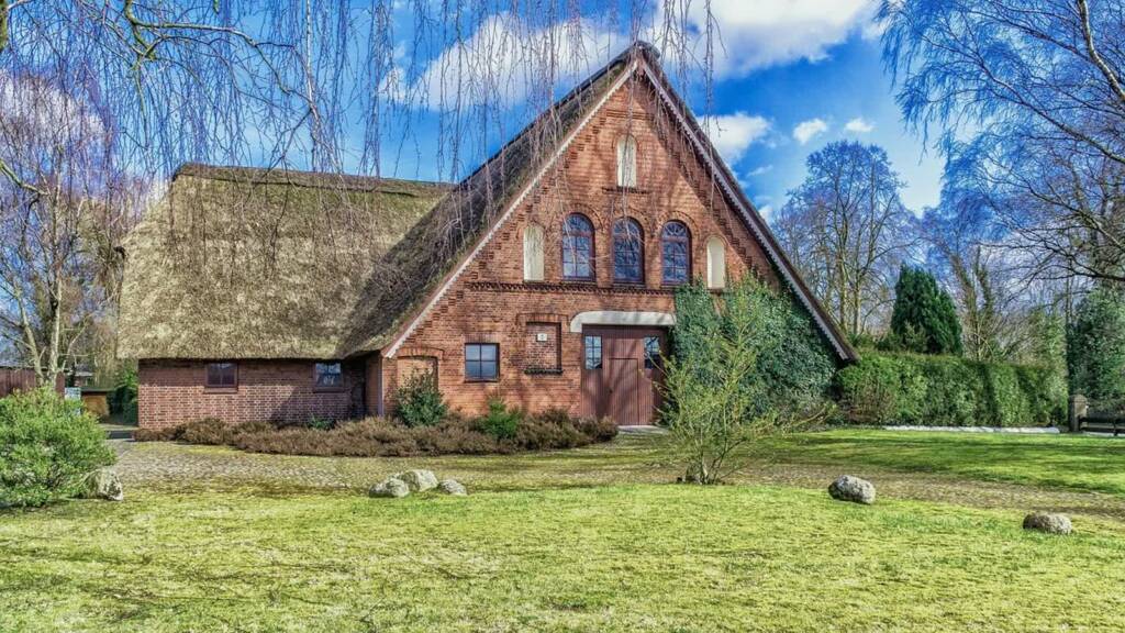 farmhouse 2672443 1280 2025 08 06 172618