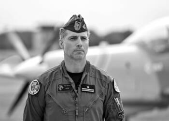 "Był symbolem odwagi". Wspomnienie mjr. pil. Macieja Krakowiana 2 ***ZDJĘCIE ARCHIWALNE*** Na zdjęciu archiwalnym z 21.08.2025 lider F-16 Tiger Demo Team mjr pil. Maciej „Slab” Krakowian. Maciej Krakowian zginął w katastrofie samolotu F-16 podczas ćwiczeń przed pokazami AirSHOW w Radomiu, 28 bm. (sko) PAP/Piotr Polak ***Do tego materiału zdjęciowego dostępna jest również depesza w systemie CSI, pt.: odczas ćwiczeń przed AirSHOW w Radomiu rozbił się polski samolot F-16; pilot nie przeżył***