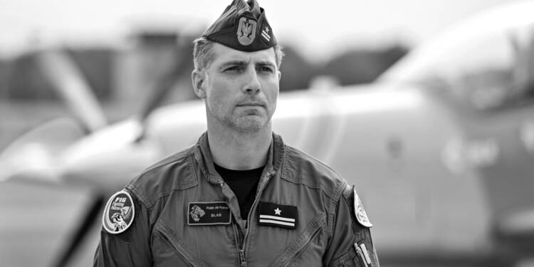 ***ZDJĘCIE ARCHIWALNE*** Na zdjęciu archiwalnym z 21.08.2025 lider F-16 Tiger Demo Team mjr pil. Maciej „Slab” Krakowian. Maciej Krakowian zginął w katastrofie samolotu F-16 podczas ćwiczeń przed pokazami AirSHOW w Radomiu, 28 bm. (sko) PAP/Piotr Polak ***Do tego materiału zdjęciowego dostępna jest również depesza w systemie CSI, pt.: odczas ćwiczeń przed AirSHOW w Radomiu rozbił się polski samolot F-16; pilot nie przeżył***