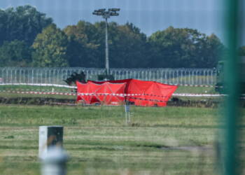 Radom, 29.08.2025. Miejsce katastrofy F-16 na terenie 42. Bazy Lotnictwa Szkolnego w Radomiu, 29 bm. 28 bm. podczas æwiczeñ przed pokazami AirSHOW w Radomiu rozbi³ siê samolot F-16. W katastrofie zgin¹³ pilot Wojska Polskiego major Maciej Slab Krakowian.  (ad) PAP/Pawe³ Supernak