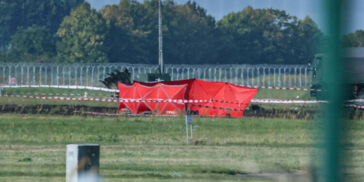 Pokazy lotnicze po tragedii w Radomiu. Lubelscy politycy komentują 1 Radom, 29.08.2025. Miejsce katastrofy F-16 na terenie 42. Bazy Lotnictwa Szkolnego w Radomiu, 29 bm. 28 bm. podczas æwiczeñ przed pokazami AirSHOW w Radomiu rozbi³ siê samolot F-16. W katastrofie zgin¹³ pilot Wojska Polskiego major Maciej Slab Krakowian. (ad) PAP/Pawe³ Supernak