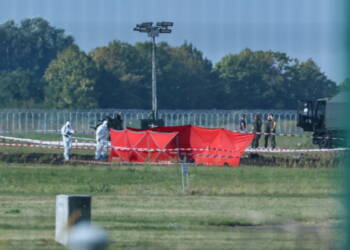 Katastrofa na lotnisku w Radomiu. Prokuratura wszczęła śledztwo 19 Radom, 29.08.2025. Miejsce katastrofy F-16 na terenie 42. Bazy Lotnictwa Szkolnego w Radomiu, 29 bm. 28 bm. podczas æwiczeñ przed pokazami AirSHOW w Radomiu rozbi³ siê samolot F-16. W katastrofie zgin¹³ pilot Wojska Polskiego major Maciej Slab Krakowian. (ad) PAP/Pawe³ Supernak
