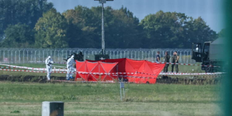 Katastrofa na lotnisku w Radomiu. Prokuratura wszczęła śledztwo 1 Radom, 29.08.2025. Miejsce katastrofy F-16 na terenie 42. Bazy Lotnictwa Szkolnego w Radomiu, 29 bm. 28 bm. podczas æwiczeñ przed pokazami AirSHOW w Radomiu rozbi³ siê samolot F-16. W katastrofie zgin¹³ pilot Wojska Polskiego major Maciej Slab Krakowian. (ad) PAP/Pawe³ Supernak