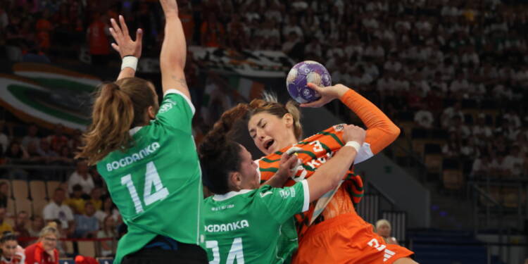 £ód, 30.08.2025. Zawodniczka KGHM Zag³êbia Lubin Kinga Jakubowska (P) i Maria Prieto Omullony (C) z PGE MKS El-Volt Lublin podczas meczu o Superpuchar Polski pi³karek rêcznych, 30 bm. w £odzi. (gj) PAP/Marian Zubrzycki