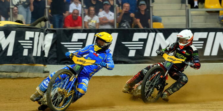 Wroc³aw, 30.08.2025. Polak Bartosz Zmarzlik (ksak ¿ó³ty) i Czech Jan Kvech (bia³y) podczas ¿u¿lowego Grand Prix Polski we Wroc³awiu, 30 bm. (gj) PAP/Przemys³aw Karolczuk