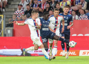 Zła passa przełamana. Motor wreszcie zwycięski 10 Zabrze, 30.08.2025. Zawodnicy Górnika Zabrze Patrik Hellebrand (L) i Rafa³ Janicki (2P) oraz Mbaye Jacques Ndiaye (2L) z Motoru Lublin podczas meczu pi³karskiej Ekstraklasy, 30 bm. (gj) PAP/Micha³ Meissner