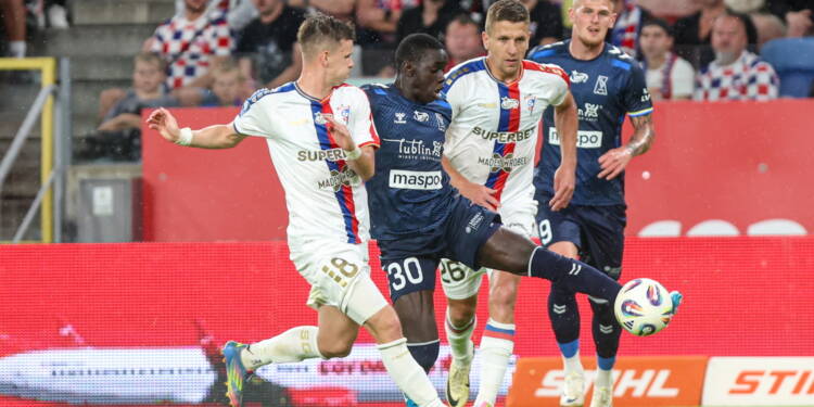 Zła passa przełamana. Motor wreszcie zwycięski 1 Zabrze, 30.08.2025. Zawodnicy Górnika Zabrze Patrik Hellebrand (L) i Rafa³ Janicki (2P) oraz Mbaye Jacques Ndiaye (2L) z Motoru Lublin podczas meczu pi³karskiej Ekstraklasy, 30 bm. (gj) PAP/Micha³ Meissner