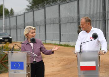 Donald Tusk i szefowa KE na granicy: Konieczna zdecydowana postawa wobec polityki Rosji 8 Ozierany Ma³e, 31.08.2025. Premier Donald Tusk (P) oraz przewodnicz¹ca Komisji Europejskiej Ursula von der Leyen (L) na konferencji prasowej na granicy polsko-bia³oruskiej w miejscowoci Ozierany Ma³e, 31 bm. (amb) PAP/Micha³ Zieliñski