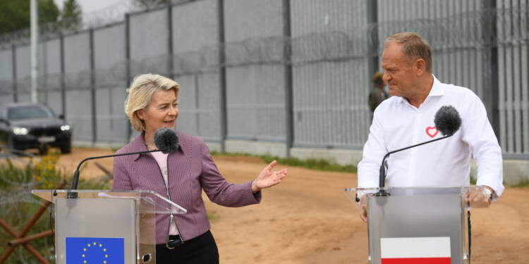 Ozierany Ma³e, 31.08.2025. Premier Donald Tusk (P) oraz przewodnicz¹ca Komisji Europejskiej Ursula von der Leyen (L) na konferencji prasowej na granicy polsko-bia³oruskiej w miejscowoci Ozierany Ma³e, 31 bm. (amb) PAP/Micha³ Zieliñski