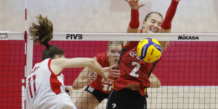 epa12337263 Poland's Martyna Lukasik (L) in action against Belgium's Elise Van Sas (R) during the FIVB Women's Volleyball World Championship 2025 round of 16 match between Poland and Belgium in Bangkok, Thailand, 30 August 2025.  EPA/RUNGROJ YONGRIT 
Dostawca: PAP/EPA.