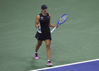 epa12338711 Iga Swiatek of Poland reacts to winning her match against Anna Kalinskaya of Russia during the third round of the US Open Tennis Championships at the USTA Billie Jean King National Tennis Center in Flushing Meadows, New York, USA, 30  August 2025. The US Open tournament runs from 24 August through 07 September.  EPA/BRIAN HIRSCHFELD 
Dostawca: PAP/EPA.