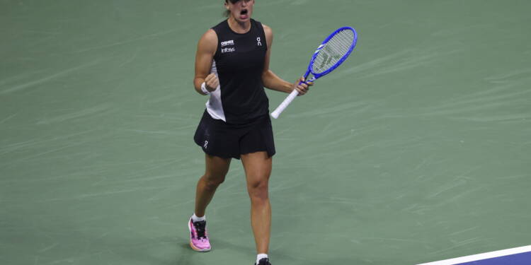 Iga Świątek w 1/8 US Open 1 epa12338711 Iga Swiatek of Poland reacts to winning her match against Anna Kalinskaya of Russia during the third round of the US Open Tennis Championships at the USTA Billie Jean King National Tennis Center in Flushing Meadows, New York, USA, 30 August 2025. The US Open tournament runs from 24 August through 07 September. EPA/BRIAN HIRSCHFELD
Dostawca: PAP/EPA.