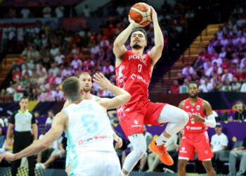 Zwycięstwo ze Słowenią. Udany start polskich koszykarzy 5 Katowice, 28.08.2025. Polak Andrzej Pluta (P) i Aleksej Nikolic (L) ze S³owenii w meczu grupy D mistrzostw Europy koszykarzy w Katowicach, 28 bm. (js) PAP/Jarek Praszkiewicz