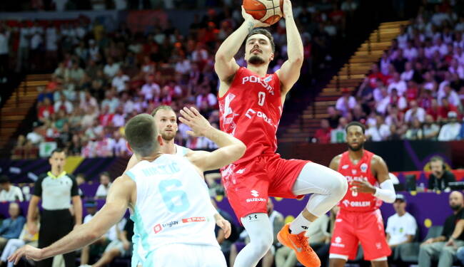 Zwycięstwo ze Słowenią. Udany start polskich koszykarzy 1 Katowice, 28.08.2025. Polak Andrzej Pluta (P) i Aleksej Nikolic (L) ze S³owenii w meczu grupy D mistrzostw Europy koszykarzy w Katowicach, 28 bm. (js) PAP/Jarek Praszkiewicz