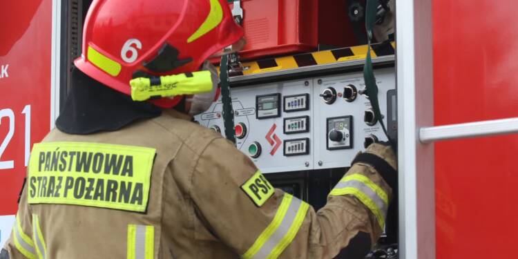 Stodoła stanęła w płomieniach. Z ogniem walczyło 10 jednostek strażaków 1 pm strzyzewice 181120 005 2025 08 13 144545