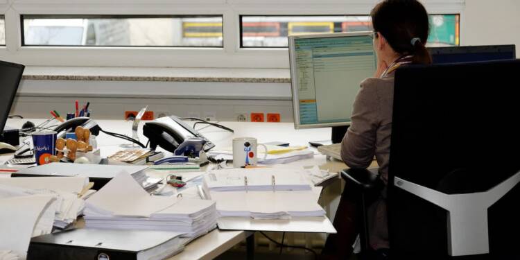 secretary 338561 1280 2025 08 14 163501 2025 08 14 215830