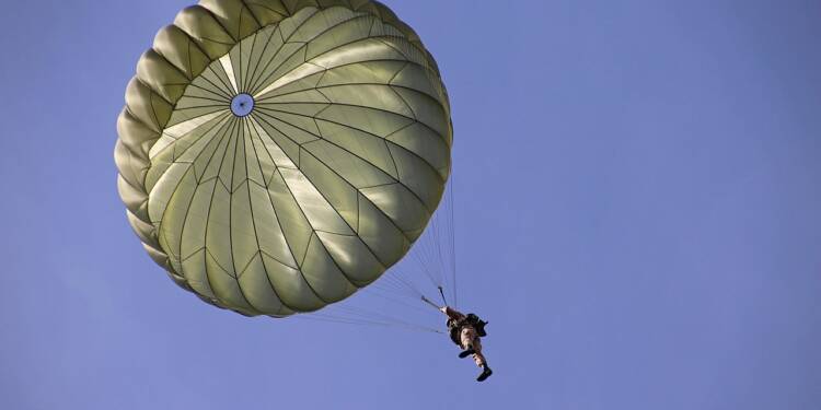 skydiver 4628308 1280