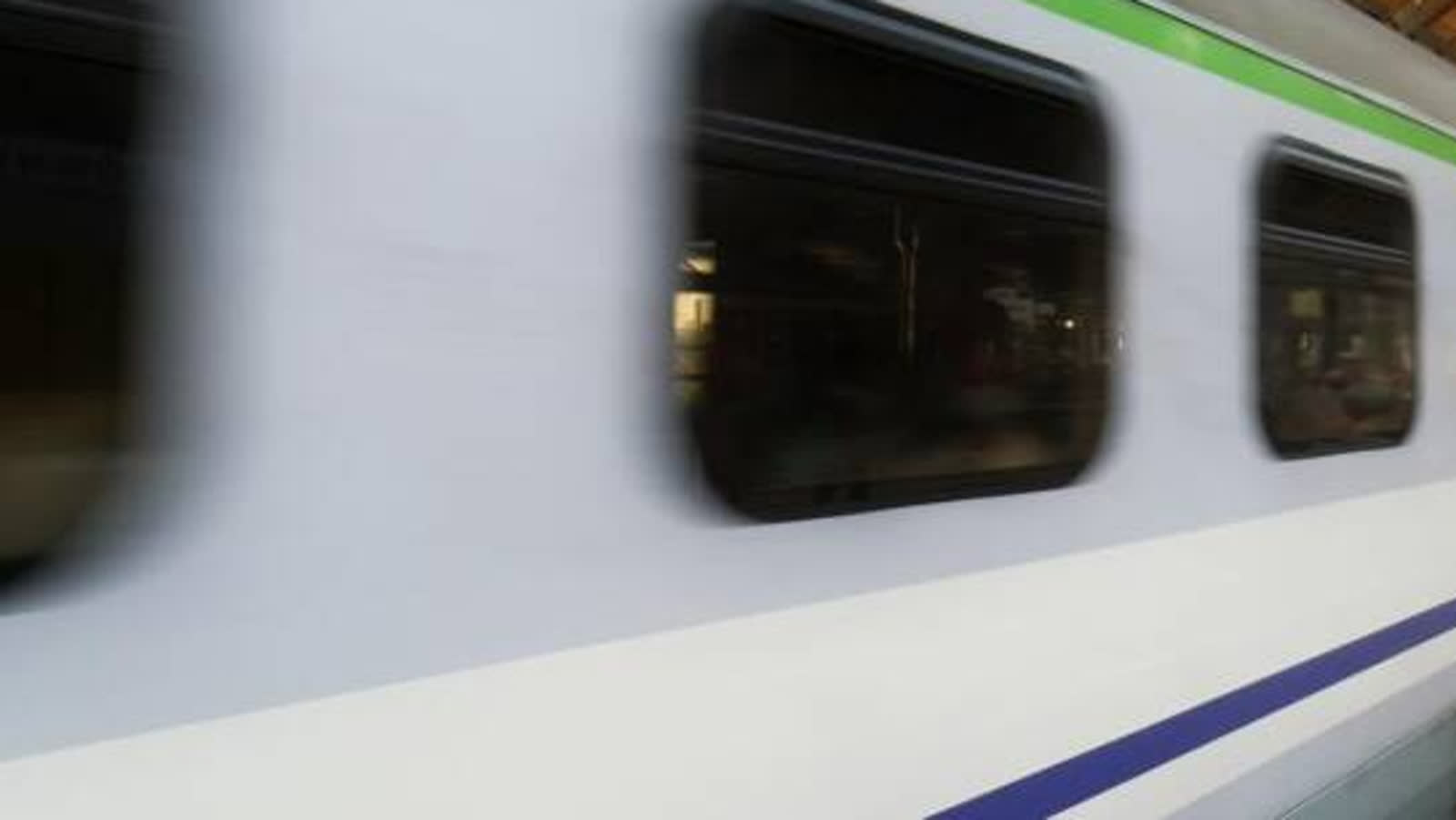 Samochód wjechał w pociąg. Utrudnienia na kolei