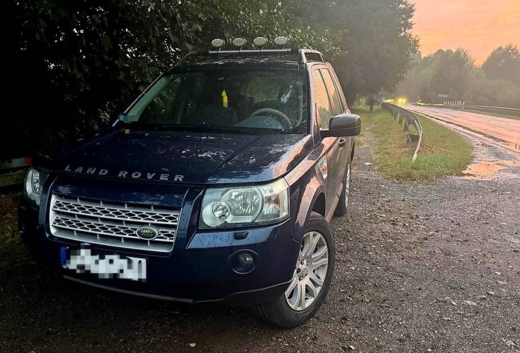 Zatrzymał samochód na środku drogi i zasnął za kierownicą 1 353 274984