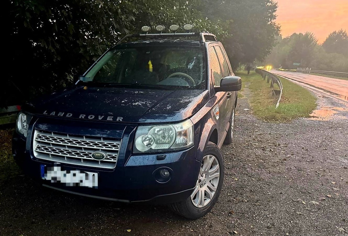 Zatrzymał samochód na środku drogi i zasnął za kierownicą