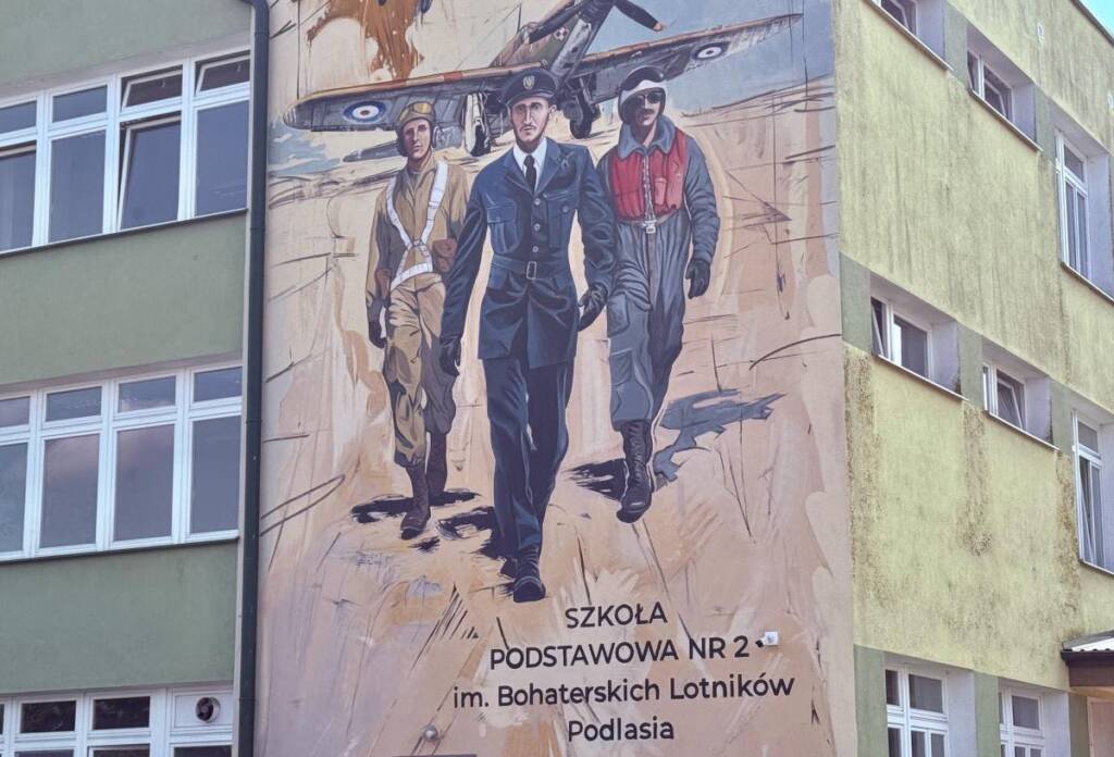Upamiętnia Bohaterskich Lotników Podlasia. Wyjątkowy mural ozdobił ścianę bialskiej podstawówki 1 542750567 1369855745149654 4175637969572550985 n e1758032299962