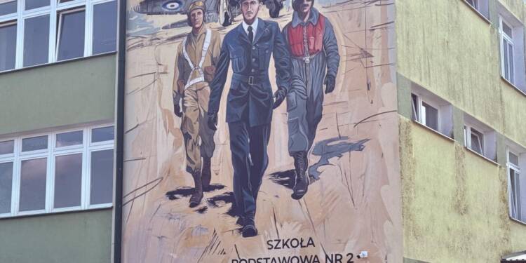 Upamiętnia Bohaterskich Lotników Podlasia. Wyjątkowy mural ozdobił ścianę bialskiej podstawówki 1 542750567 1369855745149654 4175637969572550985 n e1758032299962
