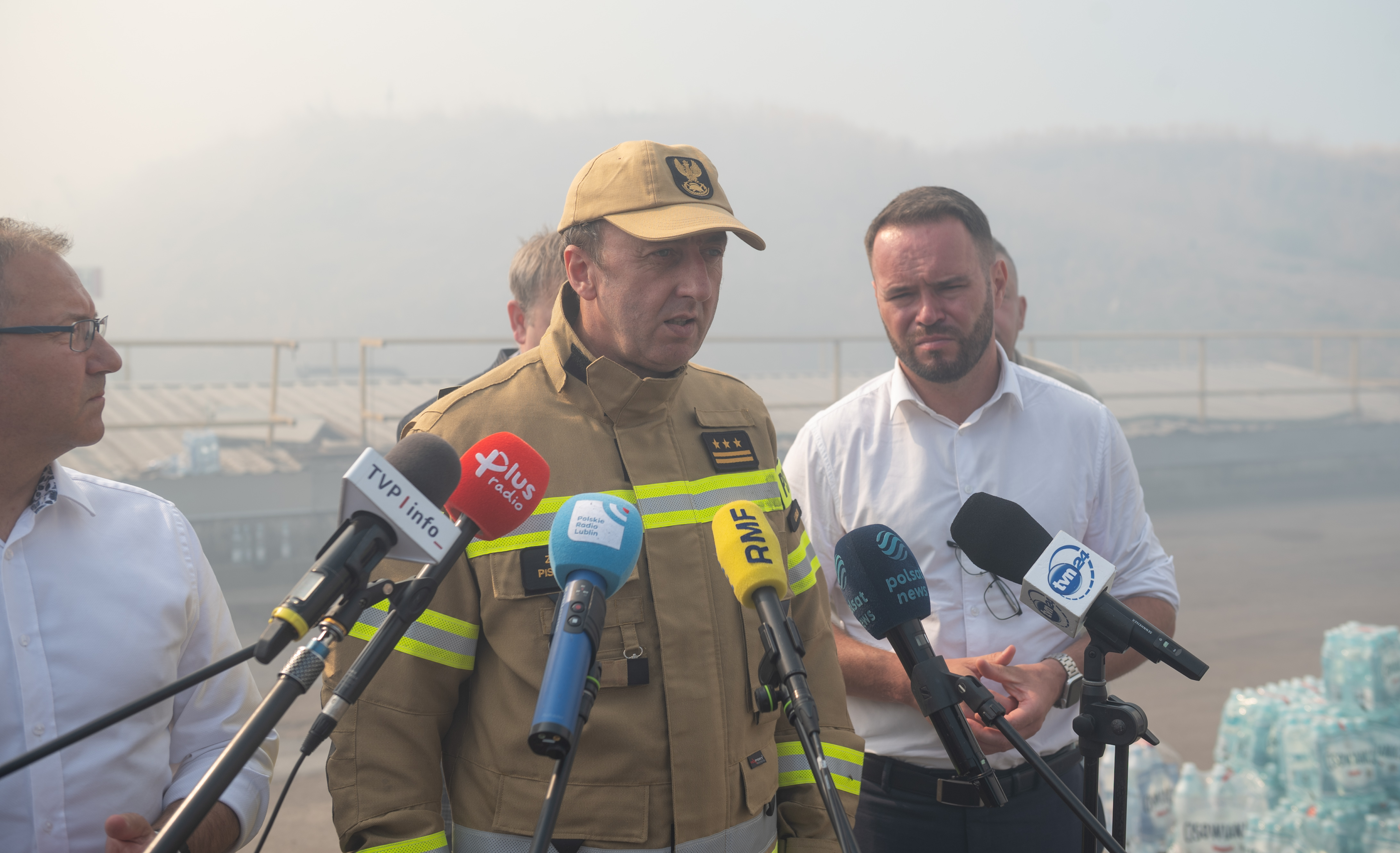 „Sytuacja jest pod kontrolą”. Dogaszanie pożaru sortowni potrwa jeszcze kilkadziesiąt godzin [ZDJĘCIA, WIDEO]