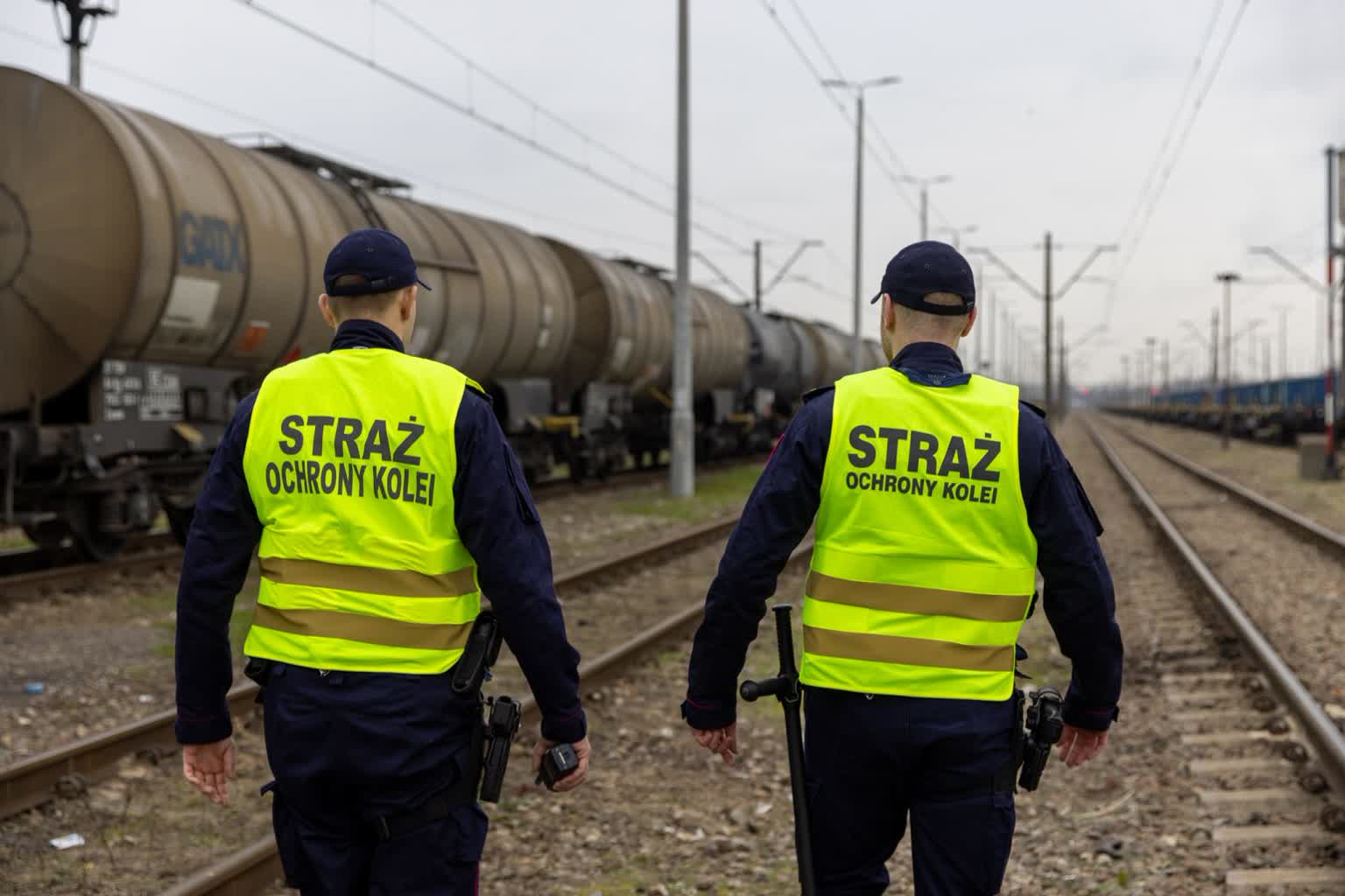 Mężczyzna potrącony przez pociąg. Życie uratowali mu sokiści
