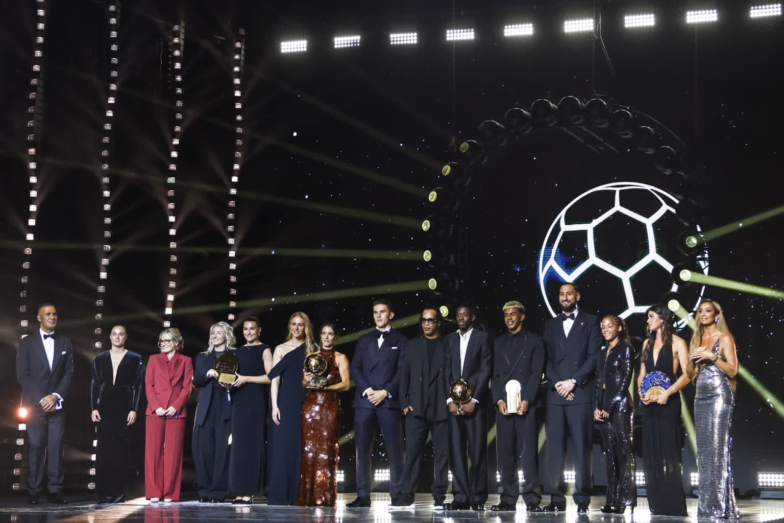 Ousmane Dembele ze Złotą Piłką. Ewa Pajor doceniona 2 mid-epa12398960.jpg