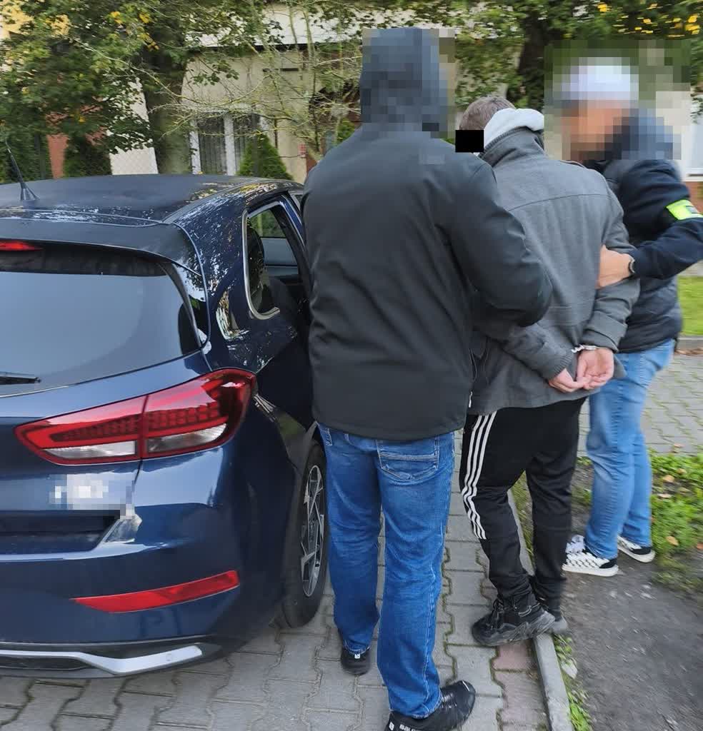 Był poszukiwany listem gończym. Policjanci weszli przez okno 2 343-275964.jpg