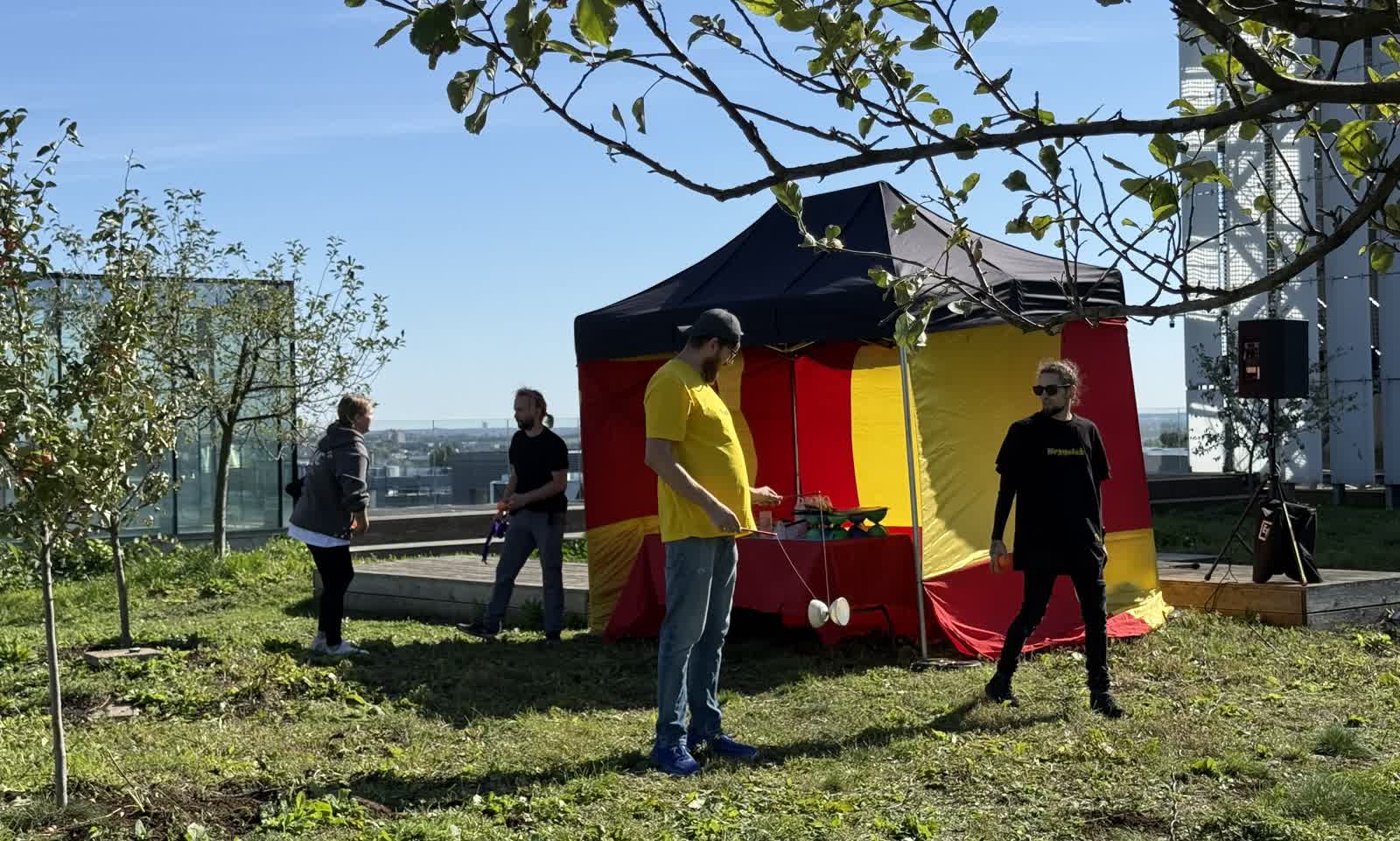 „Żonglowanie nie tylko bawi”. Cyrk na dachu