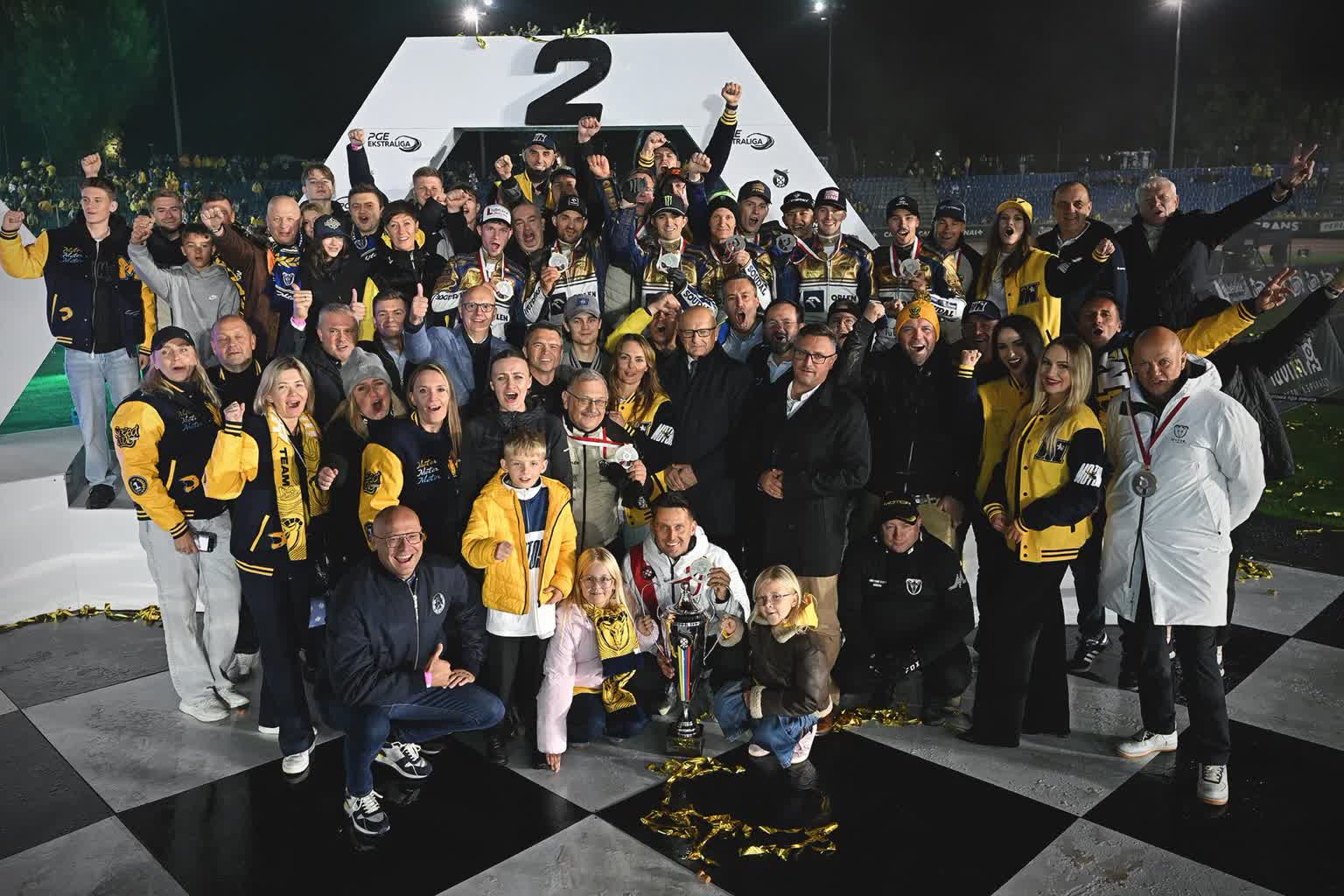 „Piąty finał z rzędu, ale pozostaje niedosyt". Żużlowcy Motoru ze srebrnymi medalami 2 555677828_1291587199645963_4762464750270015722_n.jpg