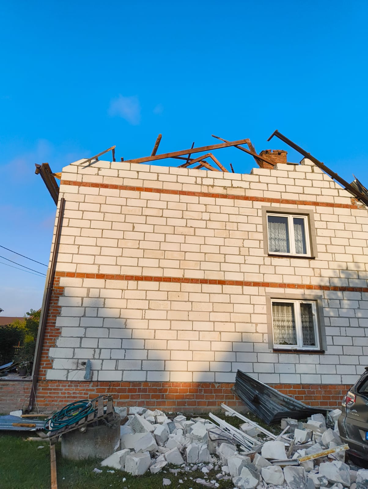 Pomoc dla mieszkańców po incydencie z dronem. Wójt: zawieszono zajęcia w szkole w Wyrykach i Kaplonosach