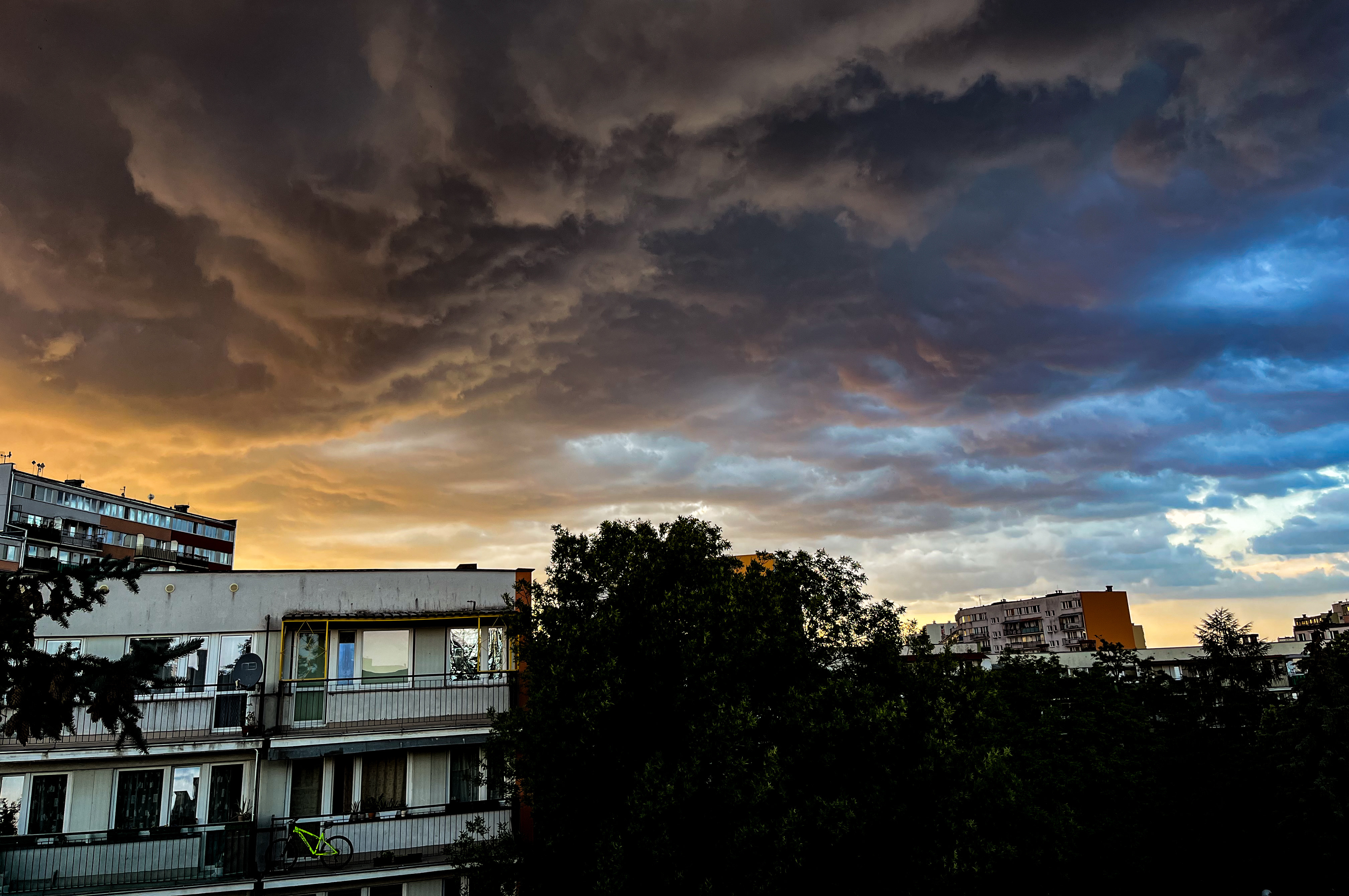 Nadchodzą groźne burze i fala gorąca. IMGW wydaje alerty