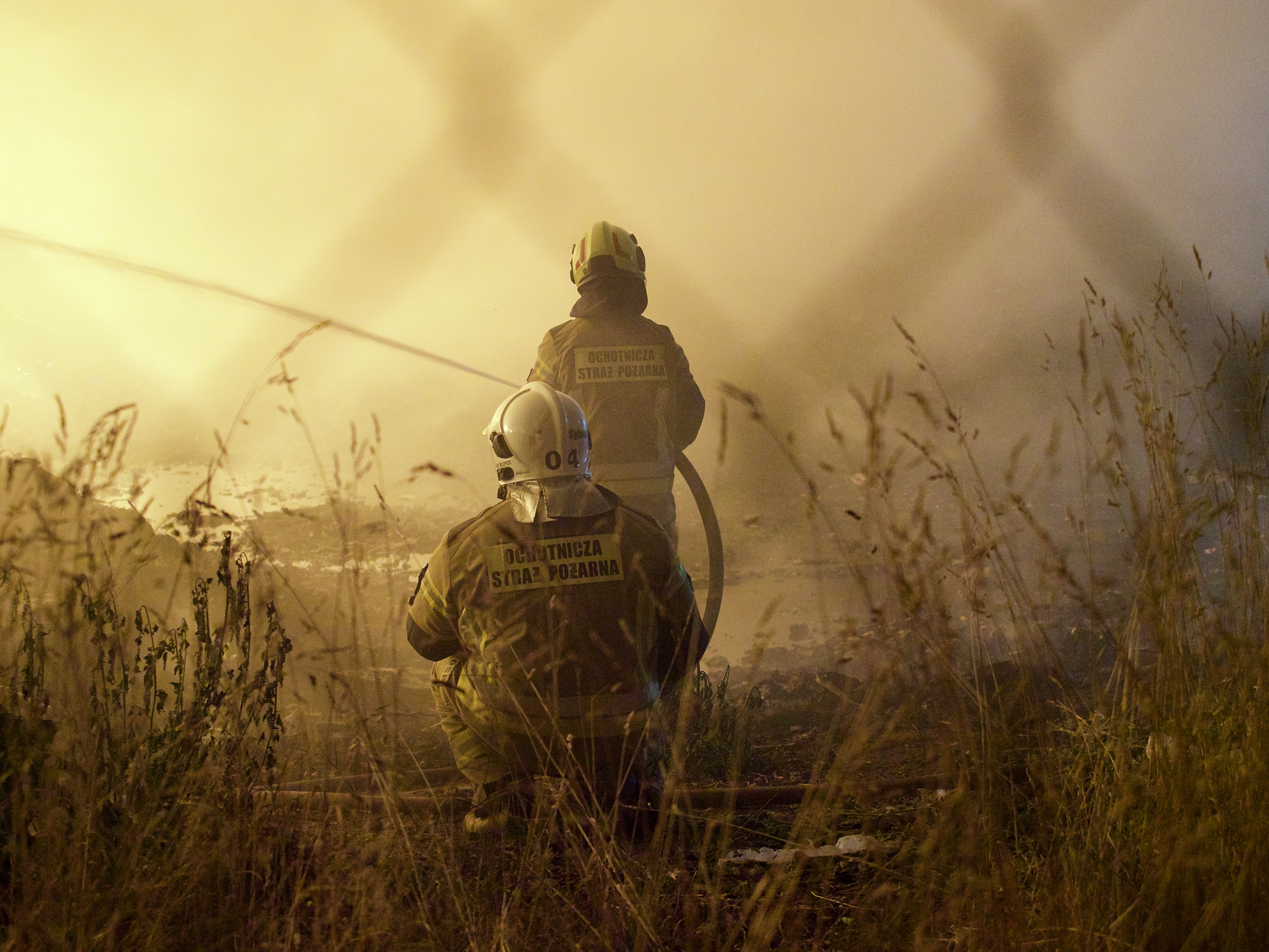 Pożar w sortowni odpadów. Strażacy walczą z nim już ponad dobę [ZDJĘCIA, WIDEO]