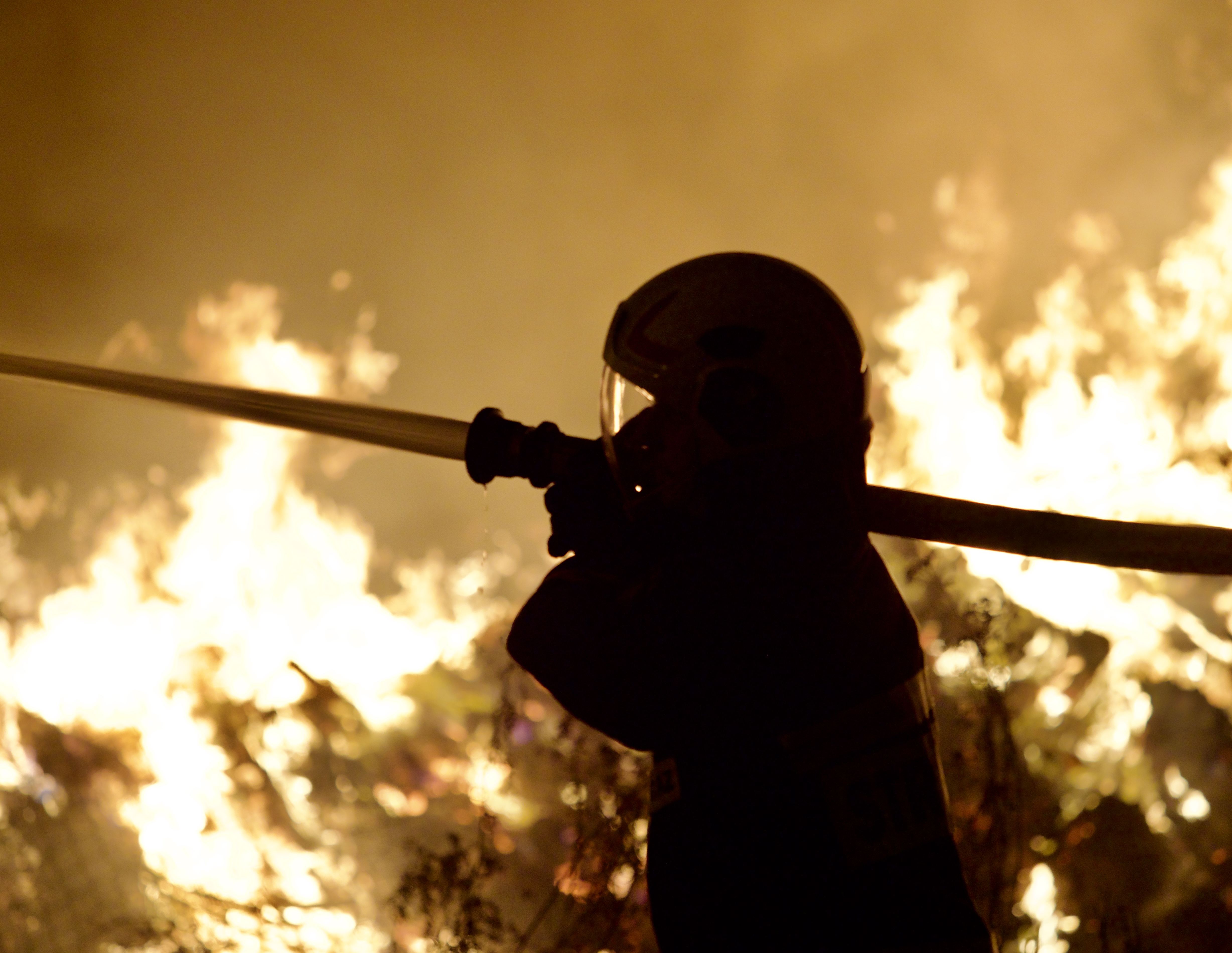 Strażacy dogaszają pożar w Bełżycach [ZDJĘCIA, WIDEO]