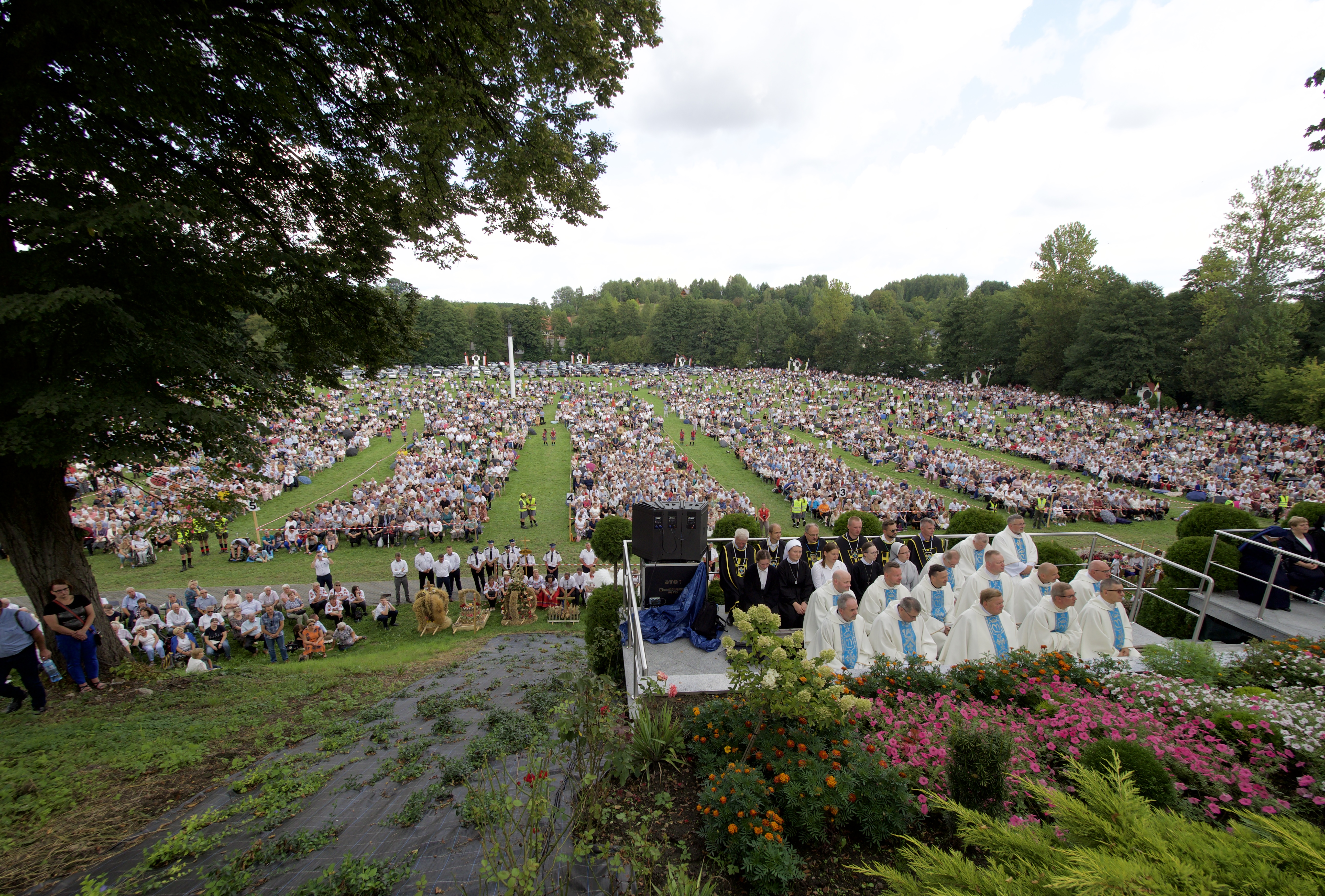 47. rocznica koronacji Matki Bożej Kębelskiej. Pielgrzymi tłumnie w Wąwolnicy