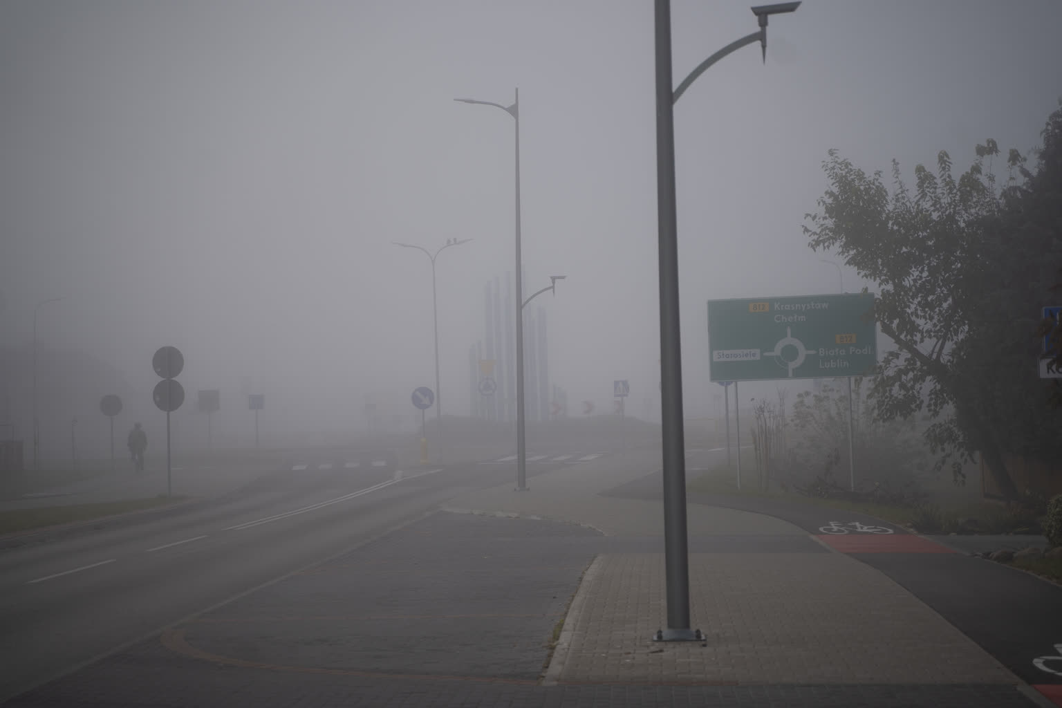 Gęste mgły nad regionem. Synoptycy ostrzegają