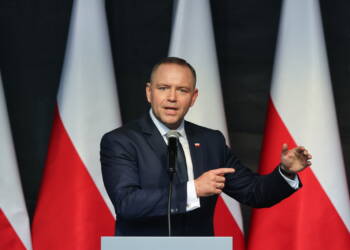 Wieluñ, 01.09.2025. Prezydent RP Karol Nawrocki przemawia na spotkaniu z mieszkañcami Wielunia, 1 bm. Prezydent Nawrocki kontynuuje wizytê w województwie ³ódzkim, gdzie m.in. wzi¹³ udzia³ w obchodach 86. rocznicy wybuchu II Wojny wiatowej. (aldg) PAP/Marian Zubrzycki